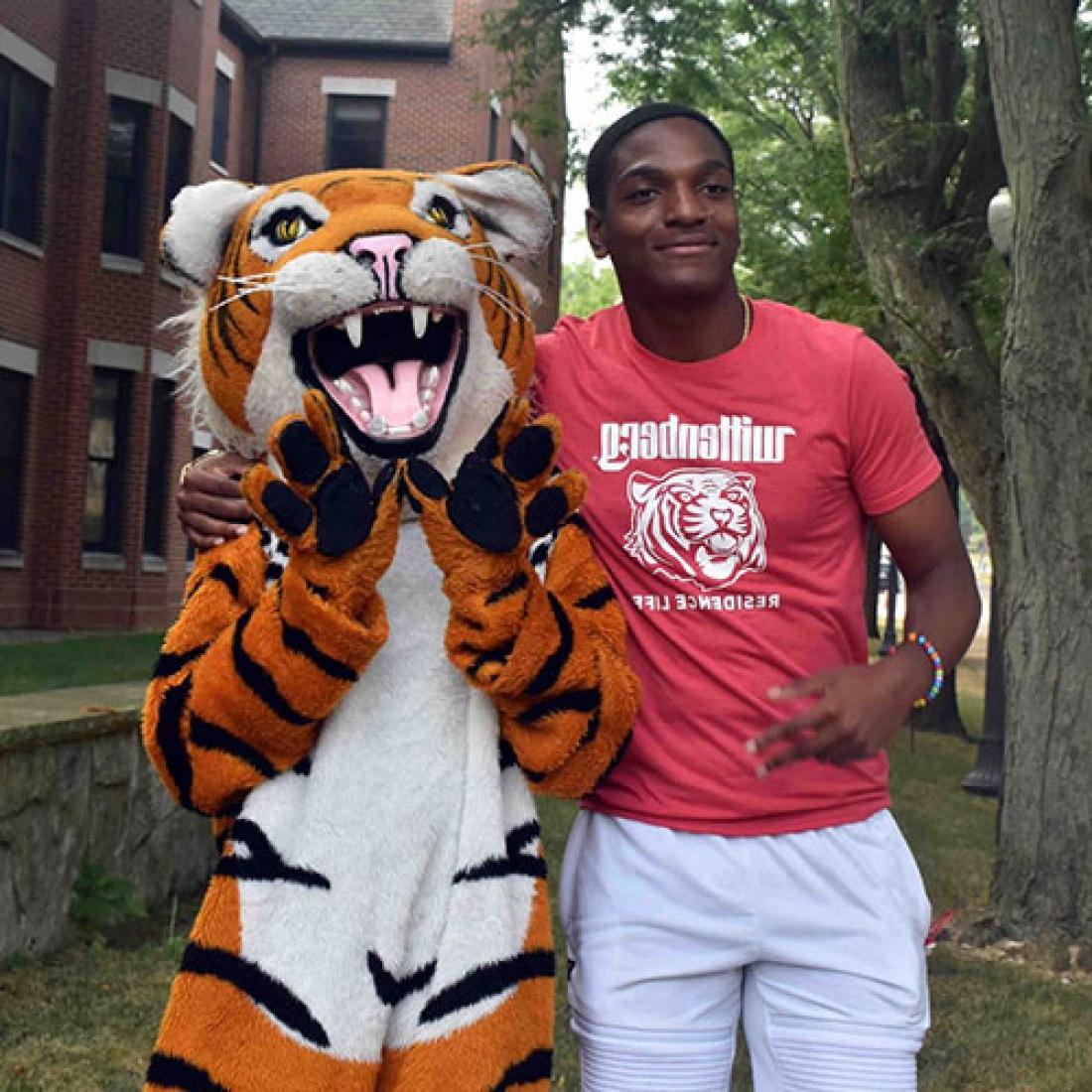 Wittenberg Student with Ezry the Tiger